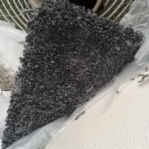 ROLL OF QUALITY ULTIMATE IMPRESSIONS PRIVILEGE CARPET // APPROX SIZE: 4 X 7.85m