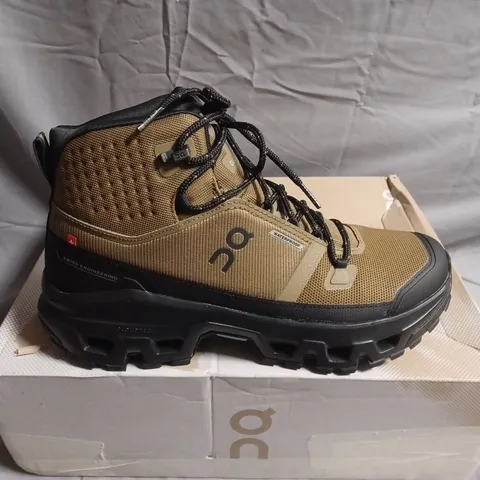 BOXED PAIR OF ON RUNNING HIKING BOOTS – UK SIZE 8