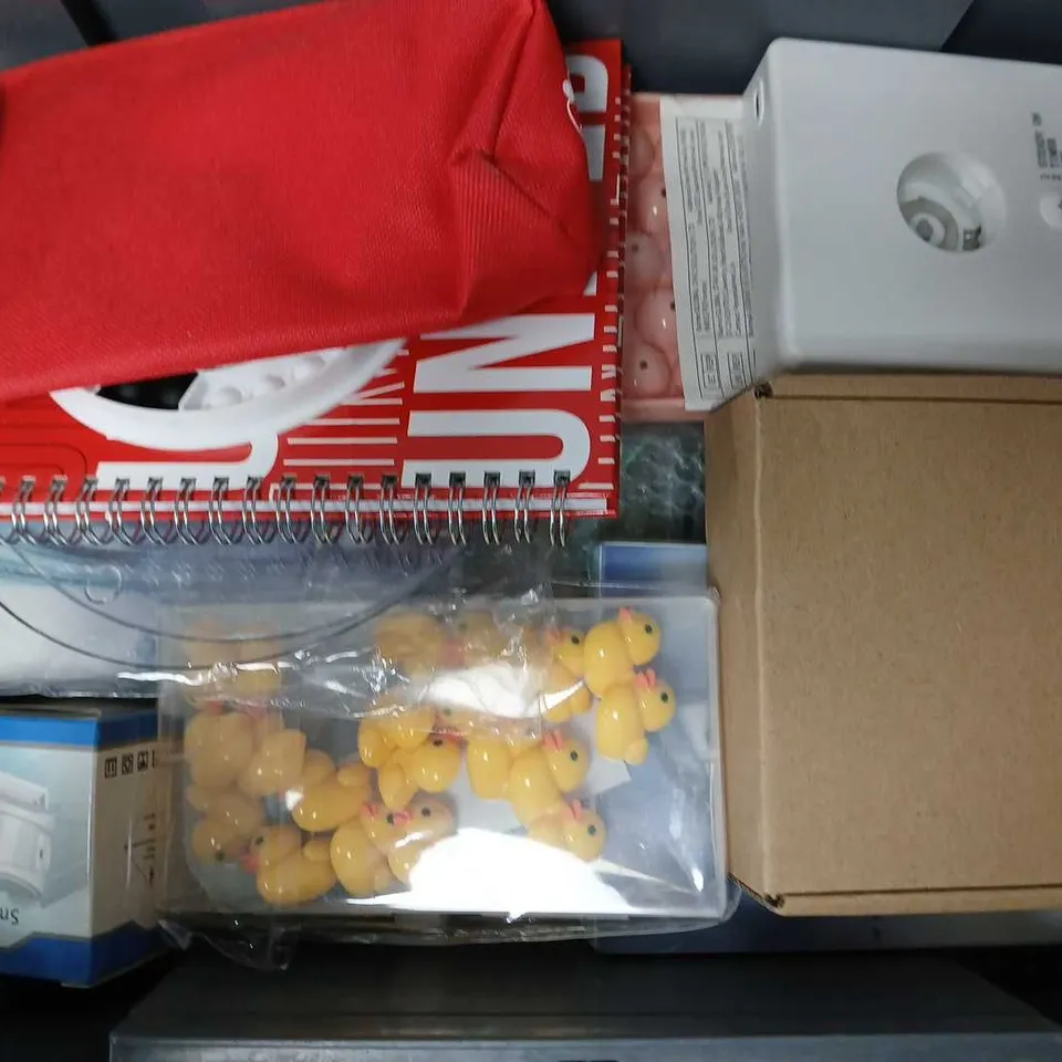 APPROXIMATELY 15 ASSORTED HOUSEHOLD ITEMS TO INCLUDE SMART WELCOME SENSOR, BASS DOME 6 MM DOUBLE VENT, MAN UNITED PENCIL CASE, ETC