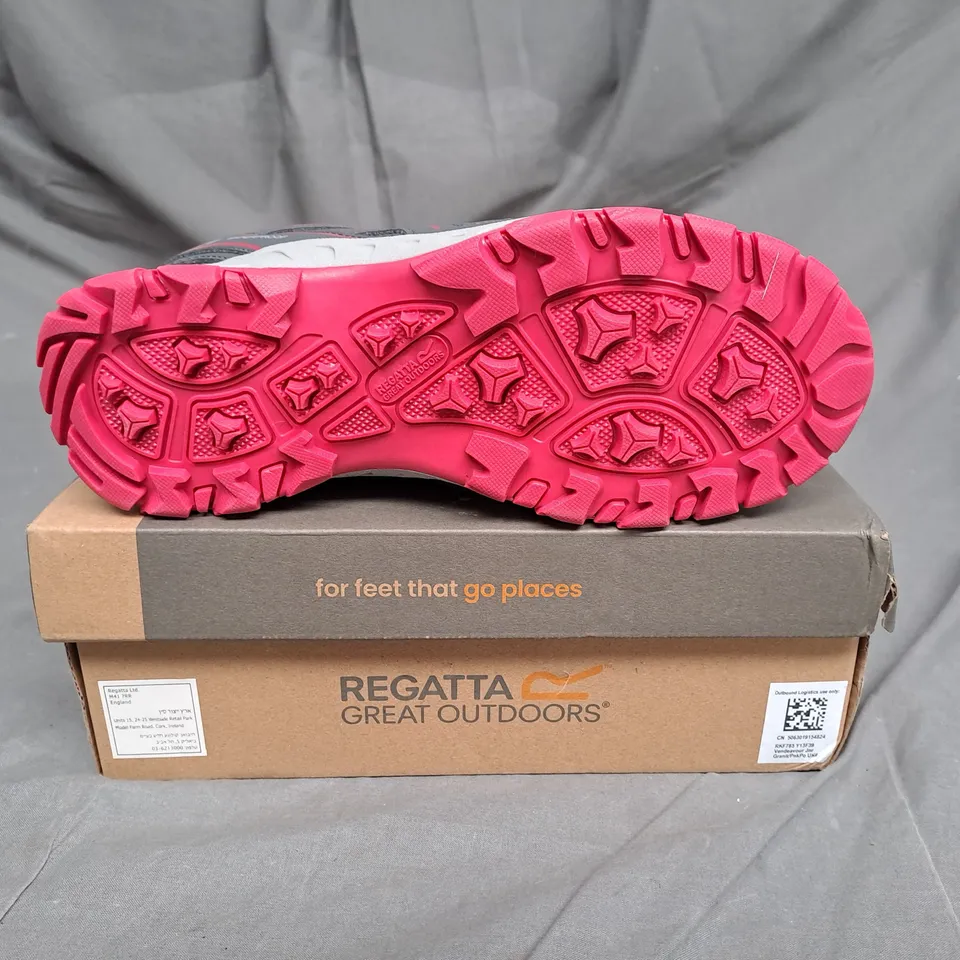 BOKED PAIR OF REGATTA GREAT OUTDOORS VENDEVOUR JUNIOR SHOE IN GRANITE/PINK POTION SIZE 6 KIDS
