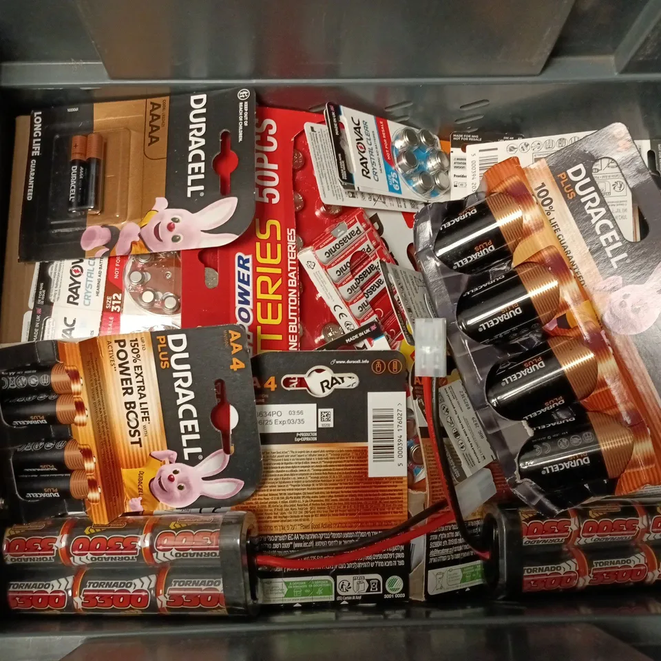 APPROXIMATELY 25 ASSORTED BATTERY PRODUCTS TO INCLUDE DURACELL D, AA, RAYVAC CRYSTAL CLEAR HEARING AID BATTERIES, ETC - COLLECTION ONLY