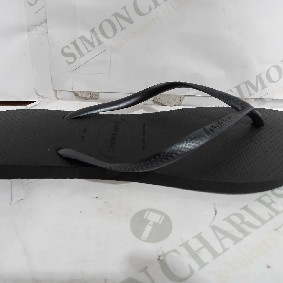 PAIR OF HAVAIANAS SLIM T-STRAP BLACK SANDALS - EU 43-44