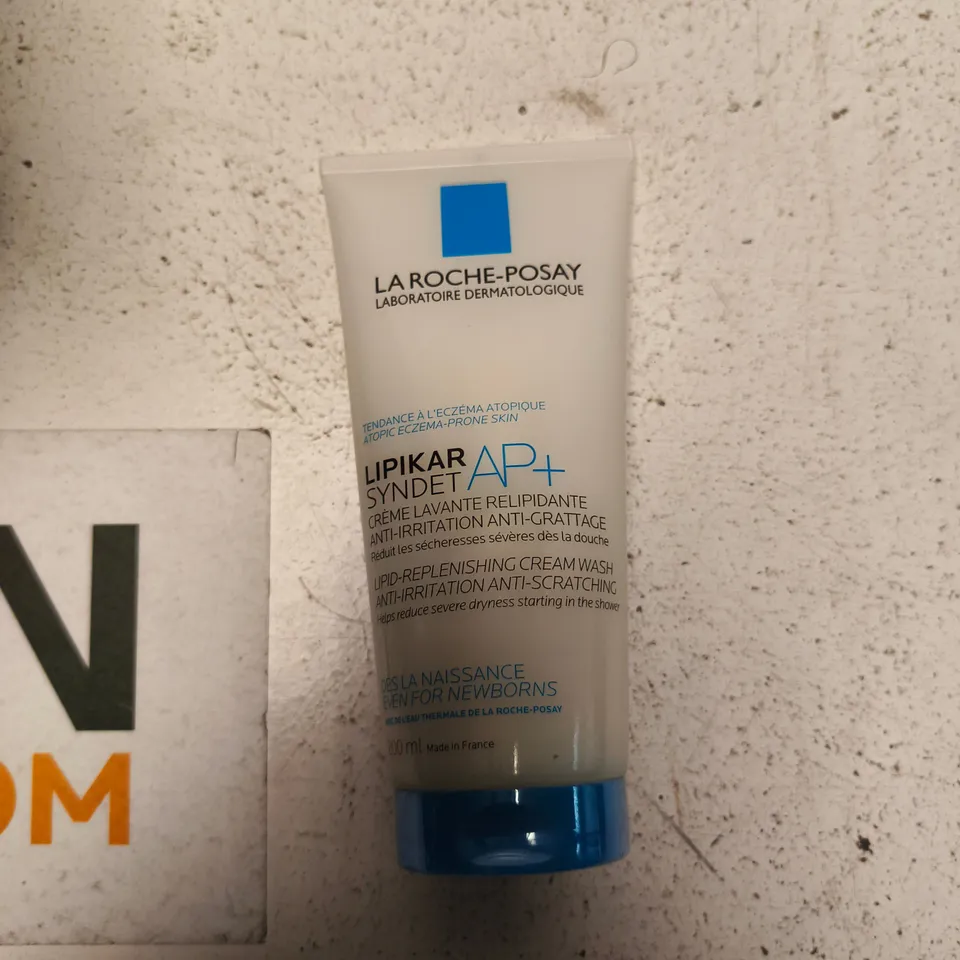 TOTE OF APPROXIMATELY 14 ASSORTED COSMETICS TO INCLUDE: LA ROCHE POSAY CREAM WASH
