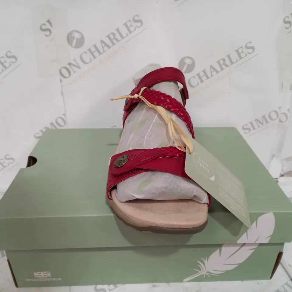 BOXED FREE SPIRIT MALIBU HIGH FLAT SANDLAS WITH OPEN TOE - SIZE 7