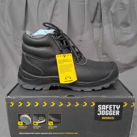 BOXED PAIR OF SAFETY JOGGER BESTBOY BOOTS SIZE EU 43