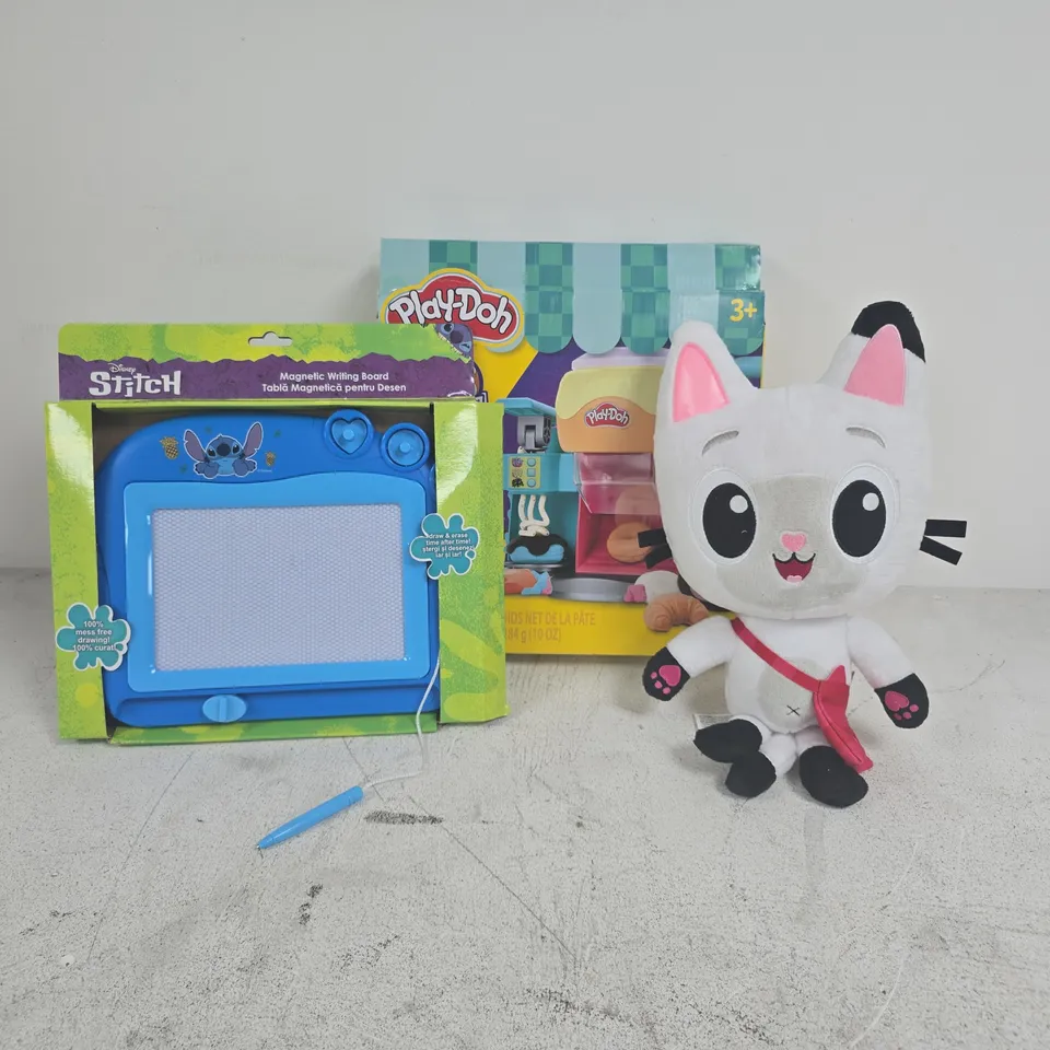APPROXIMATELY 10 ASSORTED TOYS & GAMES PRODUCTS TO INCLUDE GABBYS DOLLHOUSE PLUSH, STITCH MAGNETIC WRITING BOARD, PLAYDOH SET, ETC