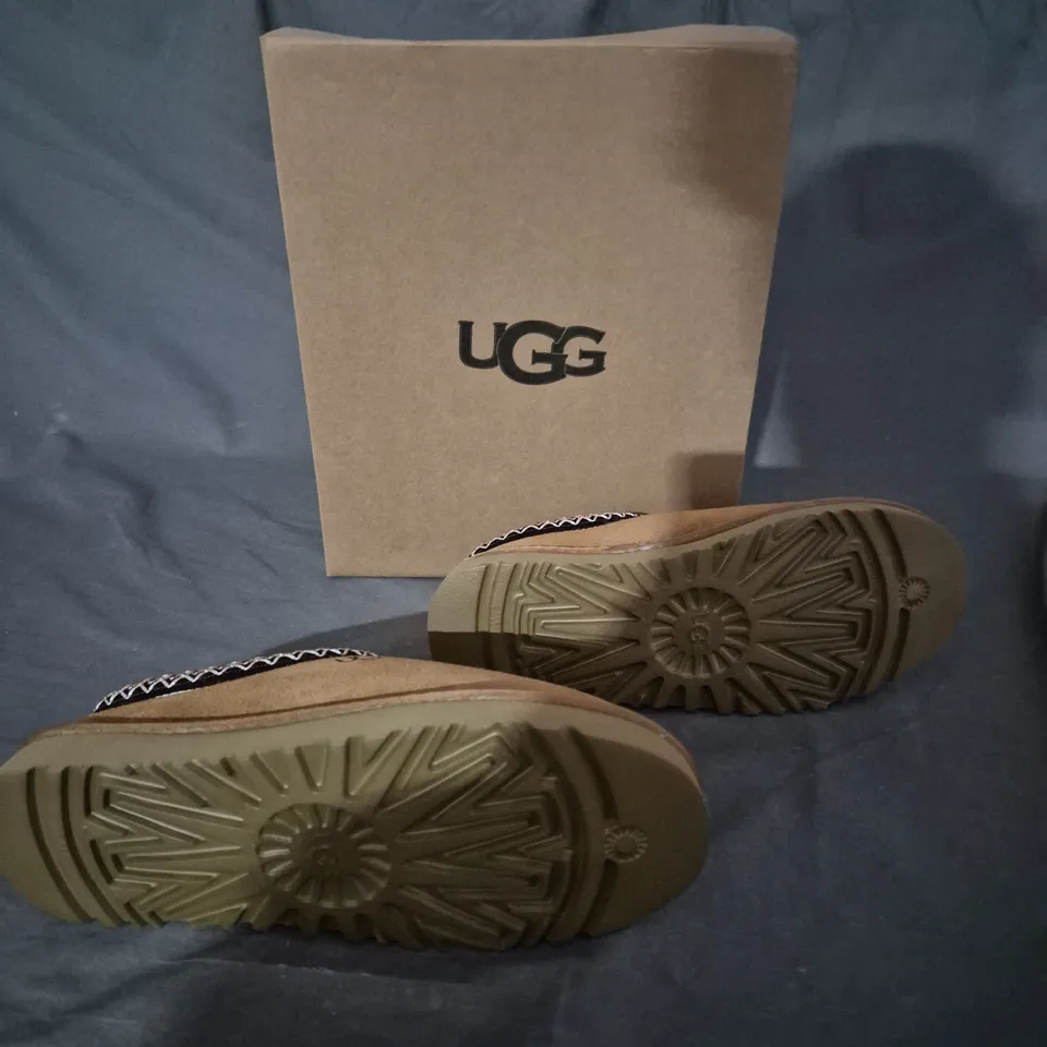 BOXED PAIR OF UGG DAKOTA UK 5