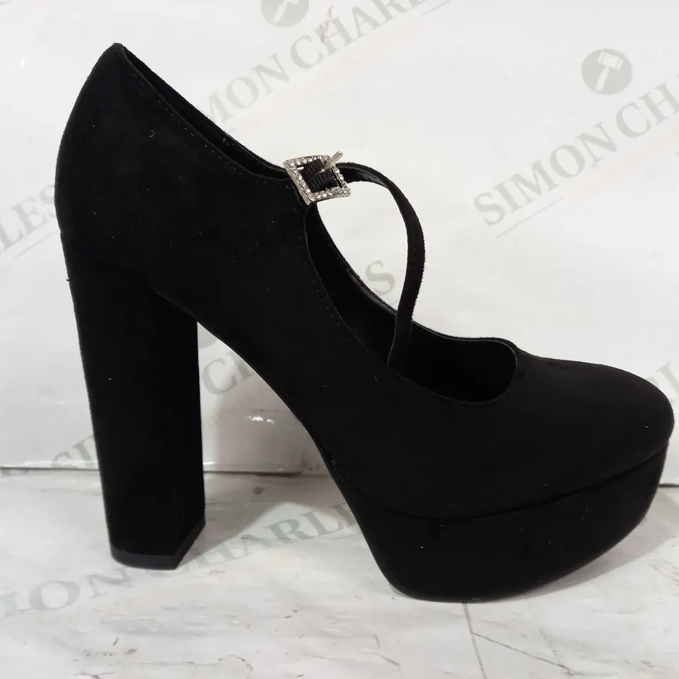 PAIR OF MCKOINE CLOSED TOE HIGH BLOCK HEEL SHOES IN BLACK EU SIZE 38