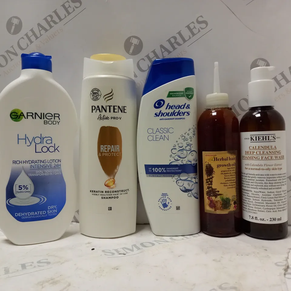 BOX OF APPROX 15 ASSORTED HEALTH AND BEAUTY ITEMS TO INCLUDE - HEAD & SHOULDERS CLASSIC CLEAN - PANTENE KERATIN SHAMPOO - GARNIER HYDRA LOCK ECT