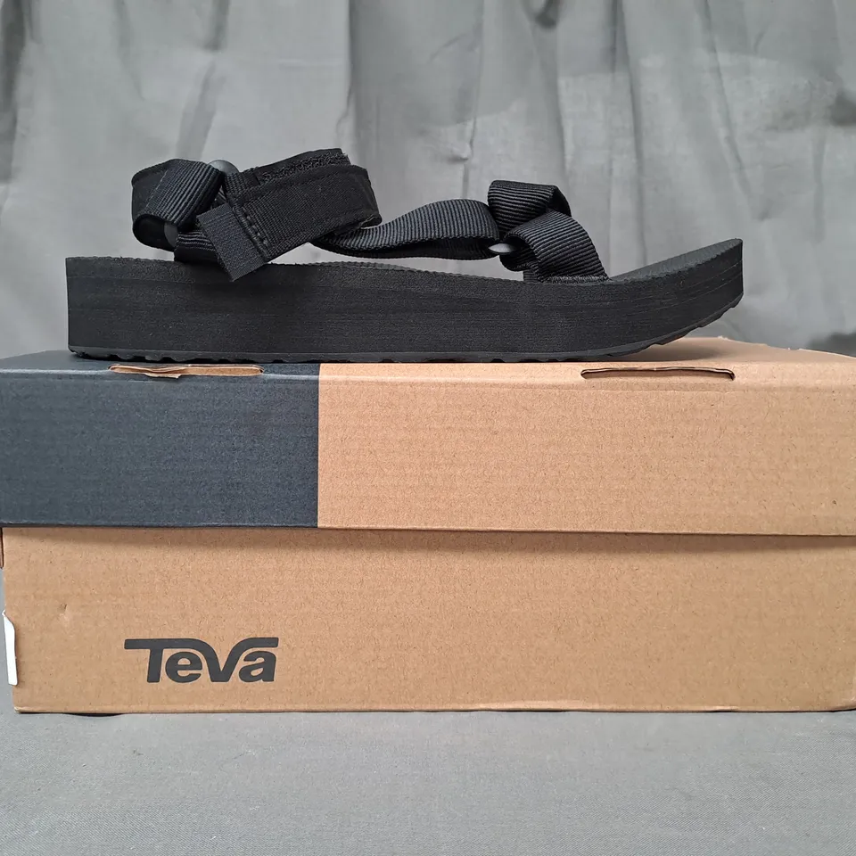 BOXED PAIR OF TEVA OPEN TOE SANDALS IN BLACK UK SIZE 6