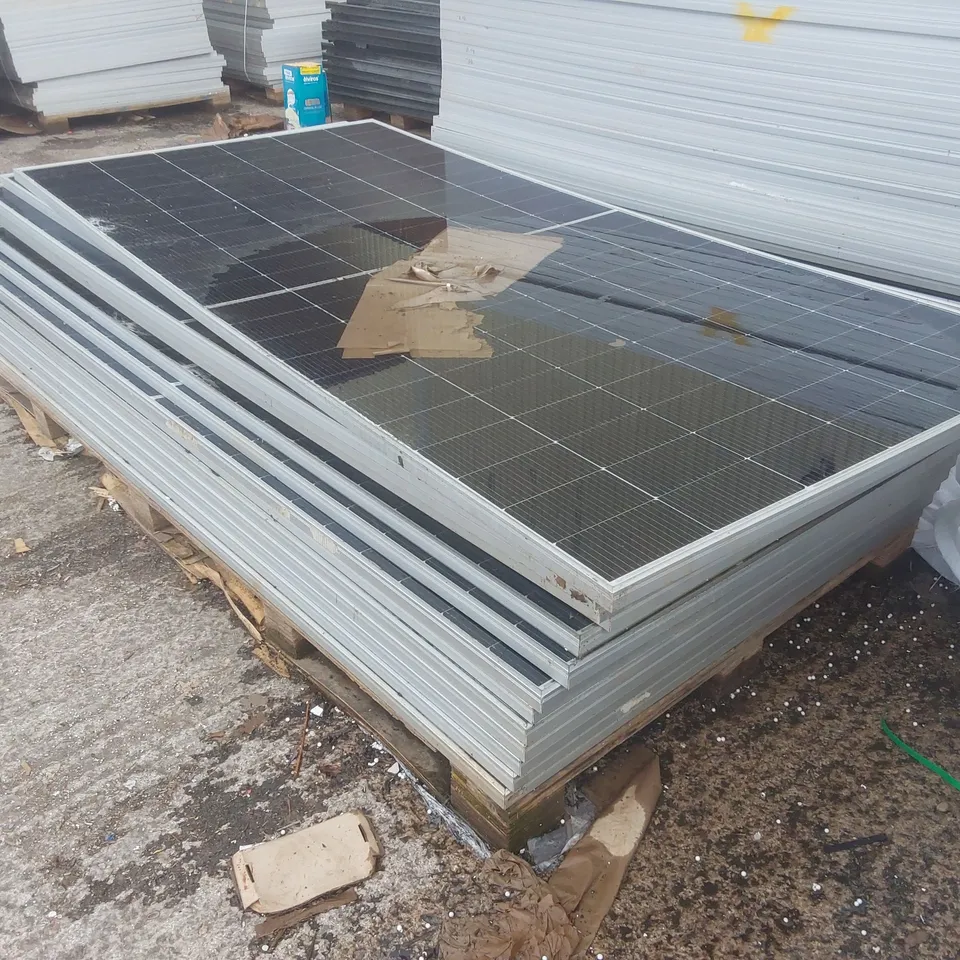 PALLET CONTAINING A LARGE QUANTITY OF SOLAR PANELS