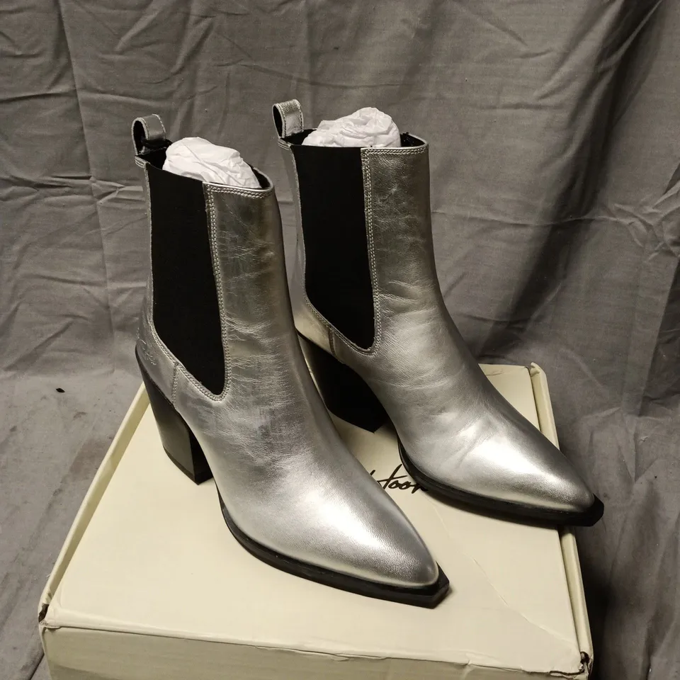 OFF THE HOOK LONDON SILVER METALLIC CHELSEA BOOTS – WOMEN'S SIZE 5.5 BOXED