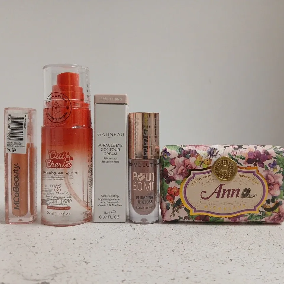 APPROXIMATELY 15 ASSORTED COSMETIC ITEMS INCLUDING VARIOUS MAKES AND BRANDS - COLLECTION ONLY