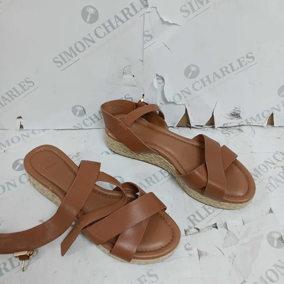 UNBOXED PAIR OF DUNE LONDON CROSS STRAP FLAT SANDAL TAN SIZE 6