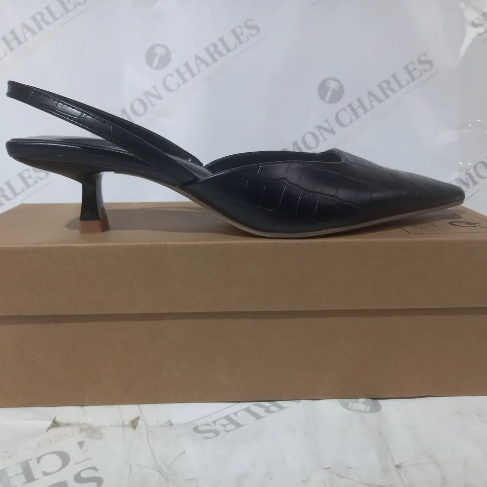 BOXED PAIR OF DESIGNER POINTED TOE LOW HEEL SHOES IN BLACK EU SIZE 38