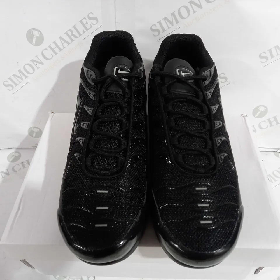 BOXED PAIR OF NIKE ALL BLACK AIR MAX PLUS - UK 7