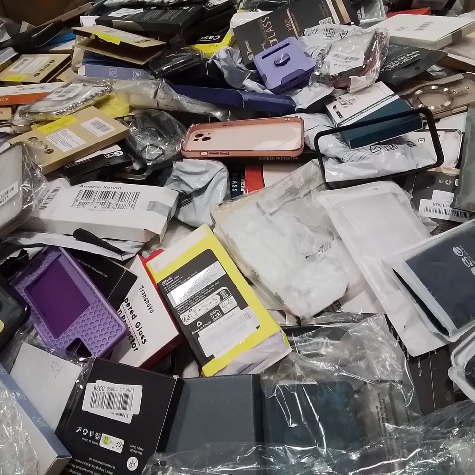 PALLET CONTAINING VERY LARGE AMOUNT OF BRAND NEW PHONE CASES [MODELS AND MAKES VARY]