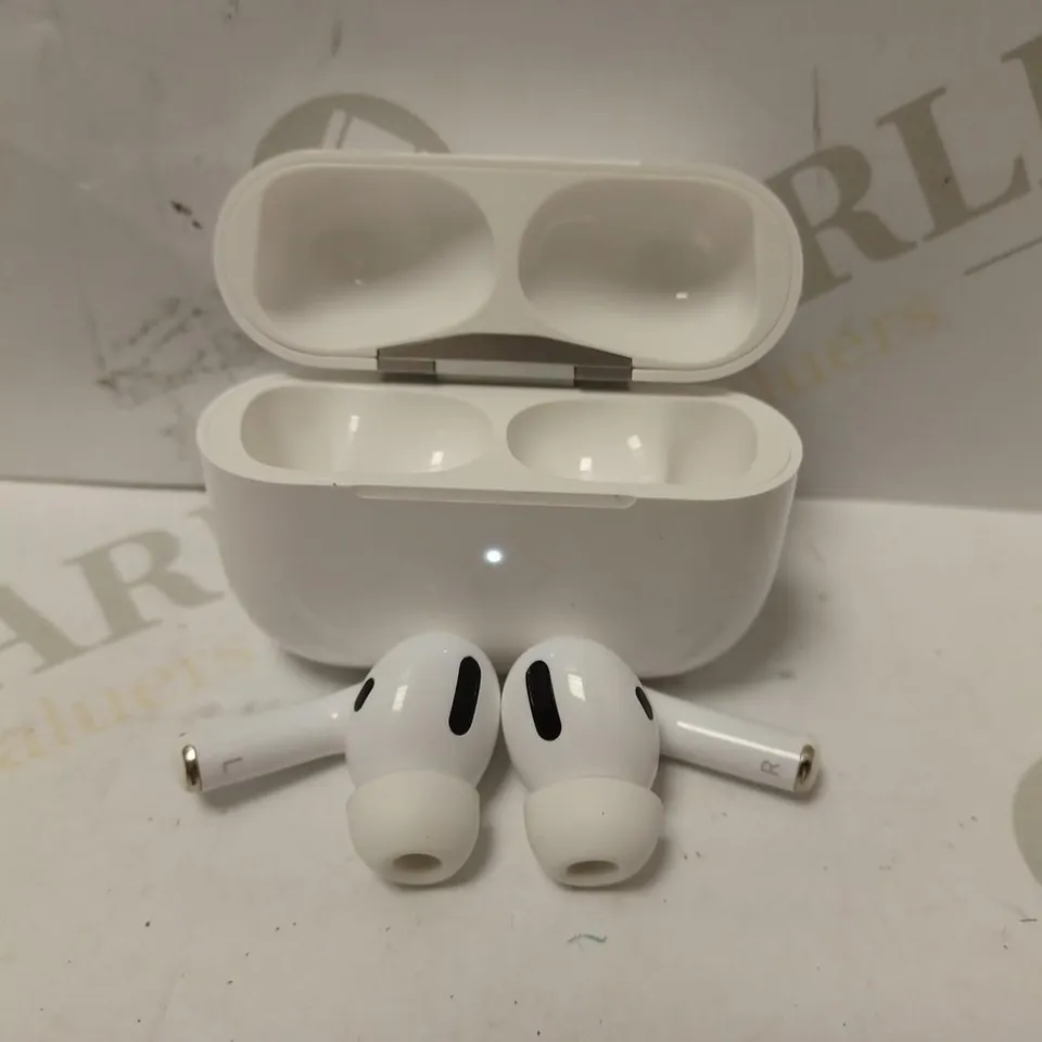 PORTABLE TRUE WIRELESS EARBUDS WITH CHARGING CASE - WHITE