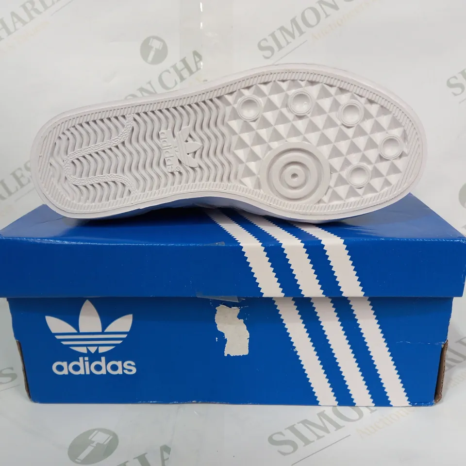 BOXED PAIR OF ADIDAS NIZZA LO CL KIDS SHOES IN WHITE UK SIZE 12