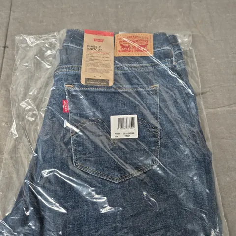 LEVI STRAUSS CLASSIC BOOTLEG JEANS - SIZE W29 L32