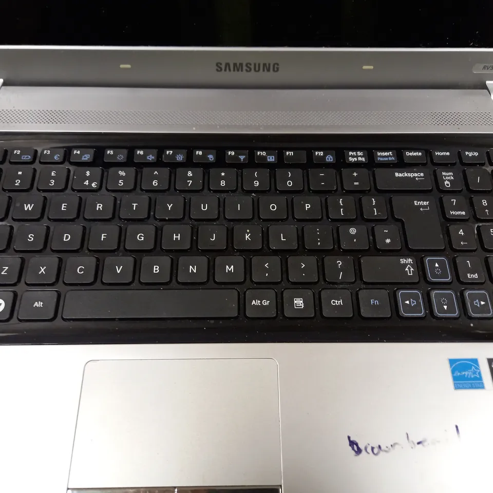 SAMSUNG RV520 LAPTOP IN SILVER & BLACK