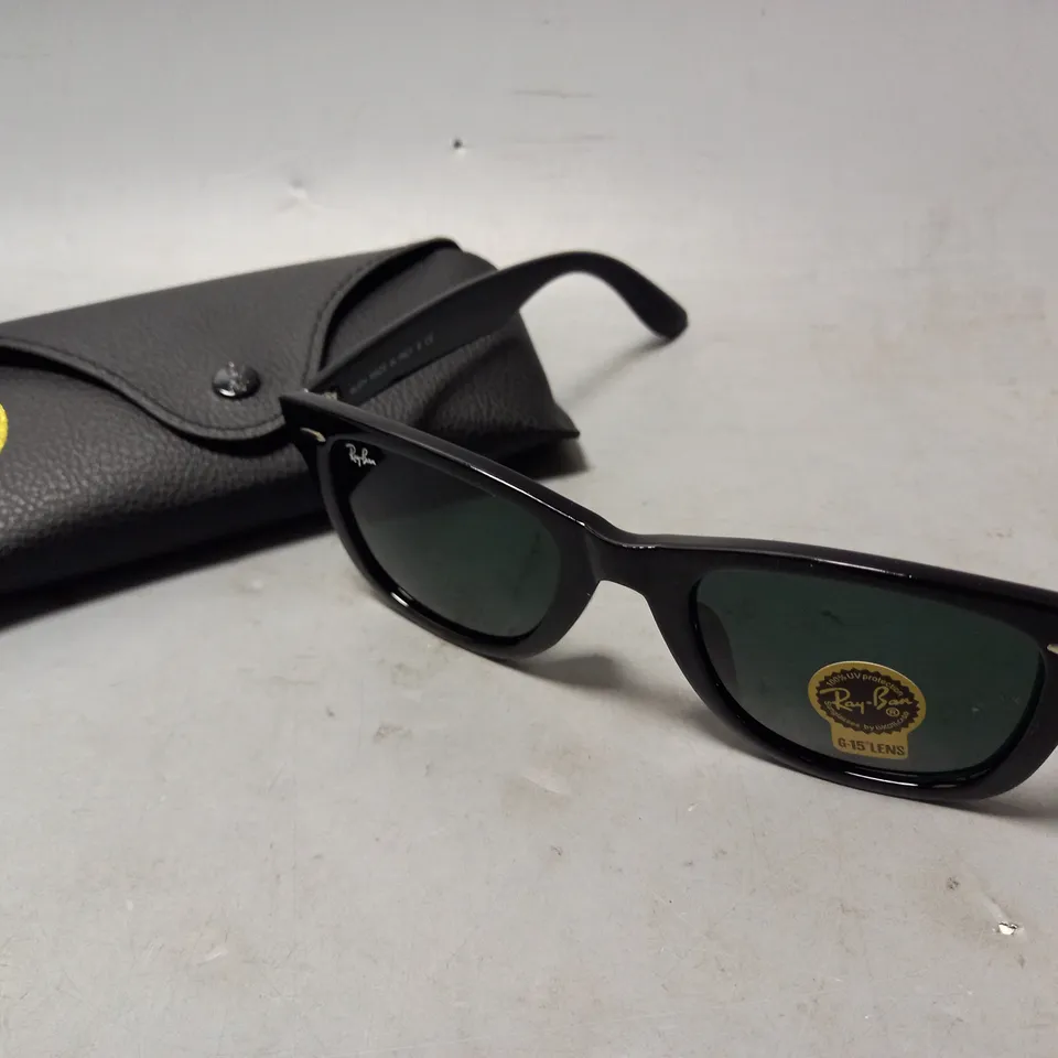 BOXED RAY-BAN SUNGLASSES IN BLACK FRAME W. BLACK LENS