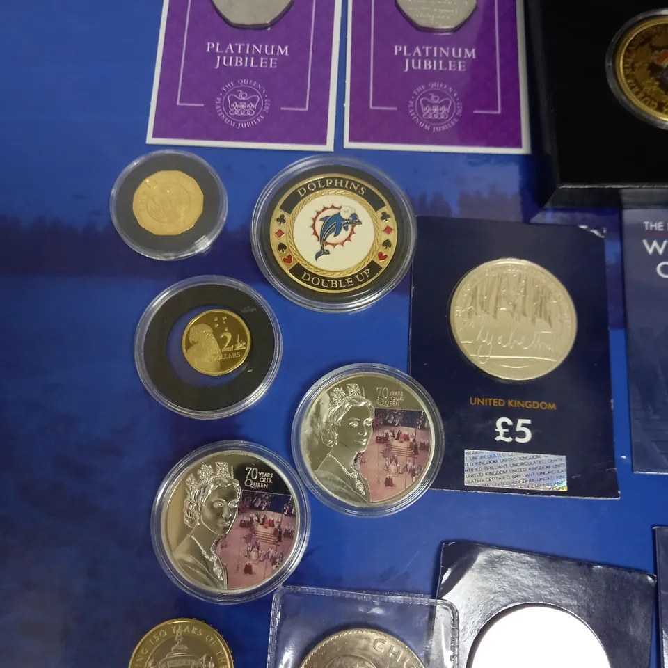 LOT OF APPROXIMATELY 25 COLLECTIBLE COINS & TOKENS
