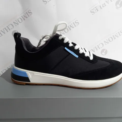 BOXED VIONIC BREILYN TRAINER IN BLACK - SIZE 7