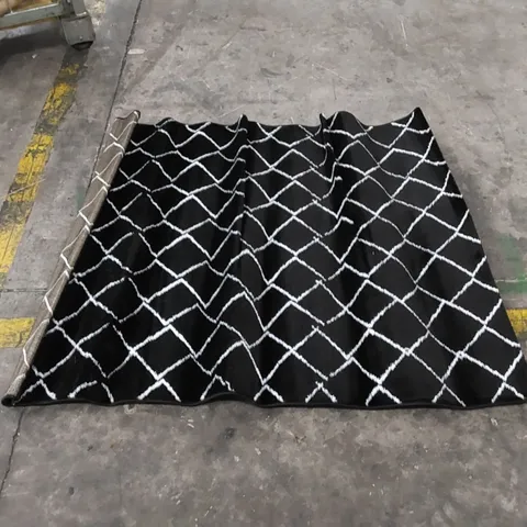 ZIGZAG NOIR DIAMOND PATTERN RUG - BLACK // SIZE: 120 X 160cm