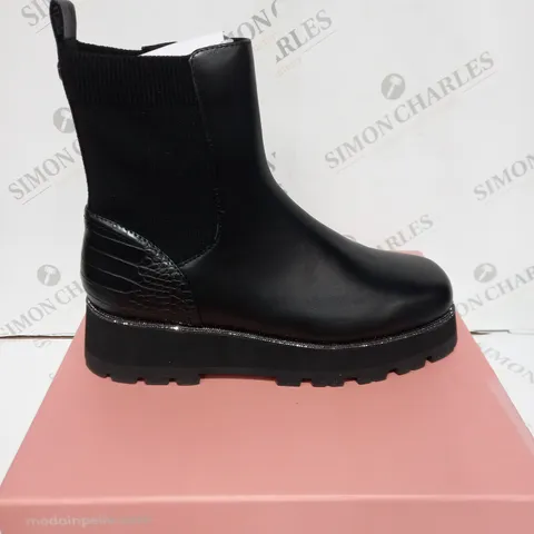 BOXED MODA IN PELLE GERRI LEATHER EMBELLISHED SQUARE TO CHELSEA BOOT - SIZE 8