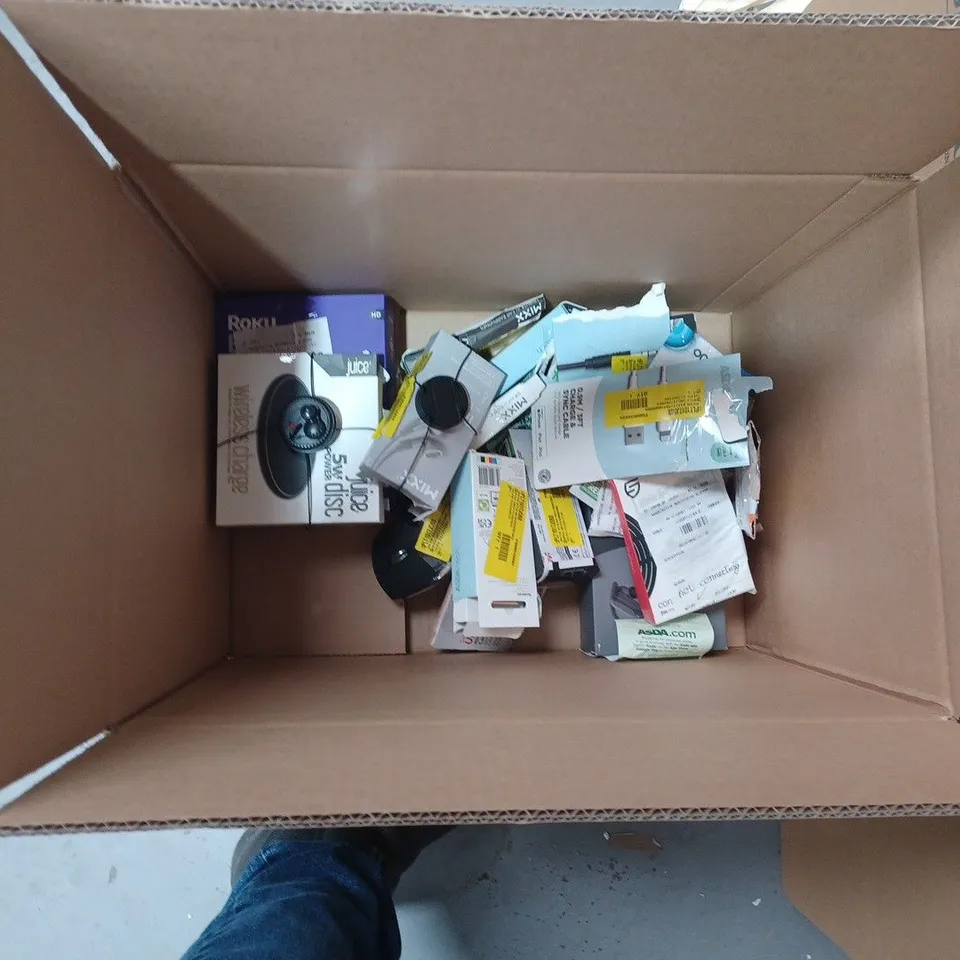 BOX OF APPROXIMATELY 14 ASSORTED ITEMS TO INCLUDE A WIRELESS KEYBOARD & MOUSE COMBO, A PAIR OF WIRELESS HEADPHONES AND A USB PC HEADSET 