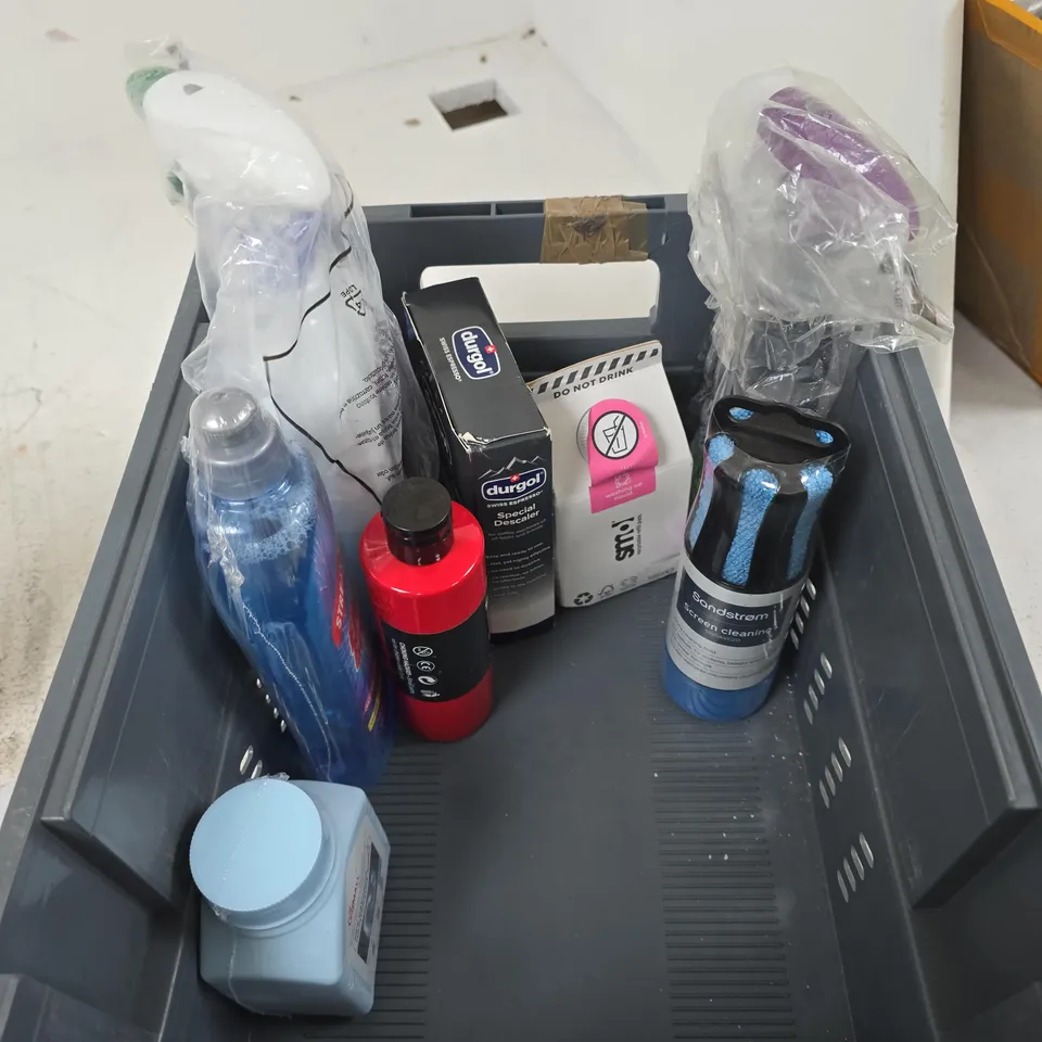 APPROXIMATELY 15 ASSORTED HOUSEHOLD LIQUIDS TO INCLUDE SMOL WASHING UP LIQUID REFILL, P&G PROFESSIONAL DISINFECTING SANITARY SPRAY AND ORGANIC PATIO AND PATH CLEANER