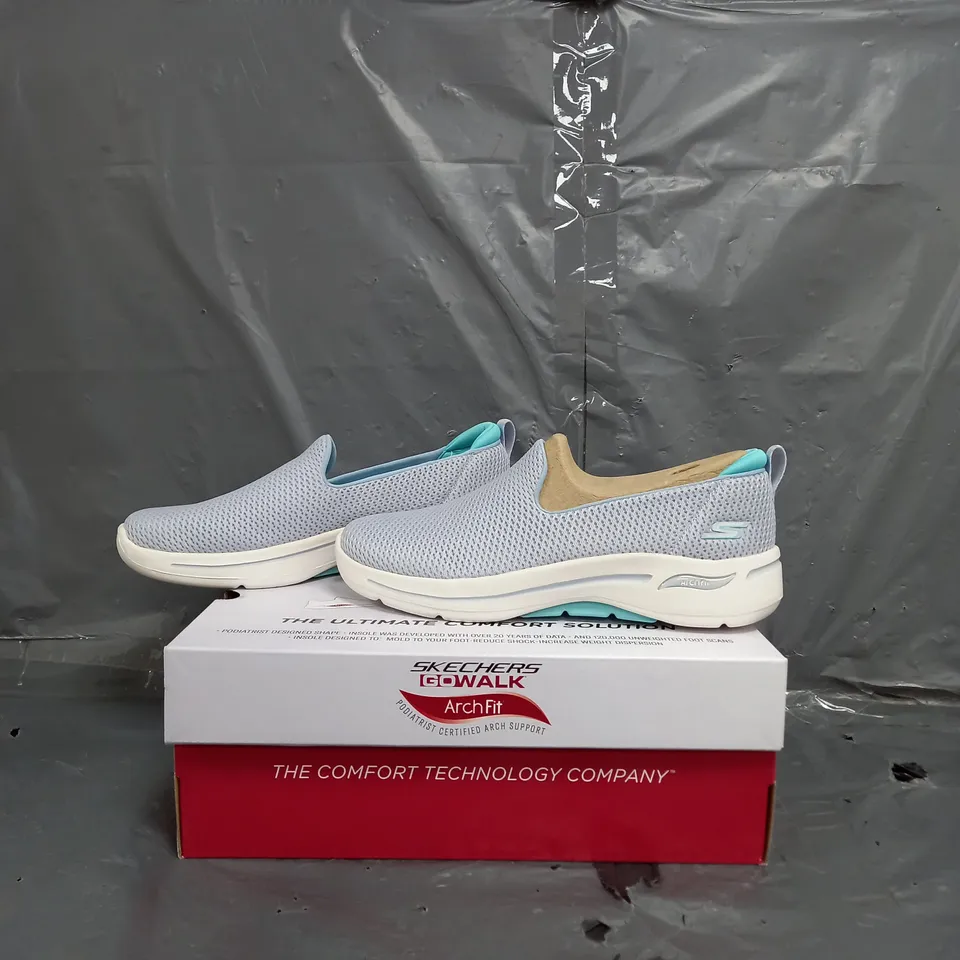 BOXED SKETCHERS GO WALK ARCH FIT WOMENS SIZE 9