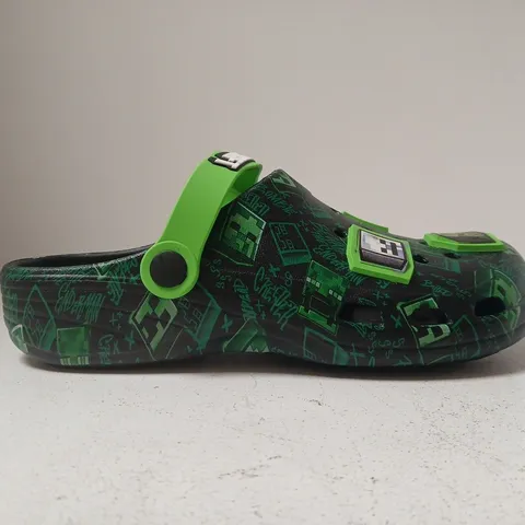 PAIR OF MINECRAFT CLOGS IN GREEN SIZE 5-6