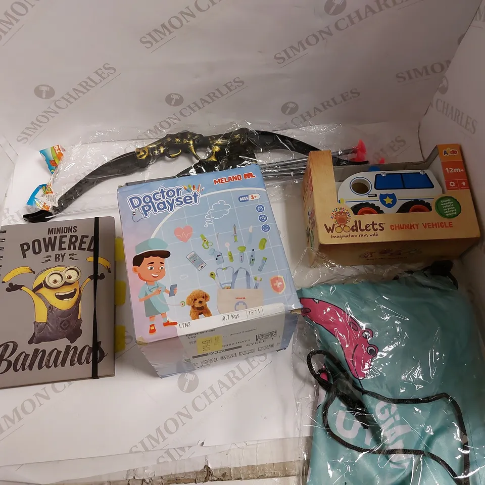 LOT OF ASSORTED TOYS AND GAMES TO INCLUDE MAGIC TRICKS SET, BOBBLE CLASSIC, AND LIGHT UP TRACING PAPER ETC. 