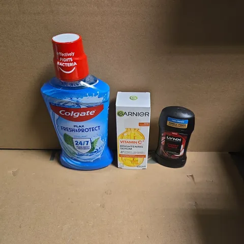 APPROXIMATELY 15 ASSORTED HEALTH & BEAUTY PRODUCTS TO INCLUDE LYNX CHERRY SPRITZ, GARNIER VIT C SERUM, COLGATE PLAX ETC - COLLECTION ONLY