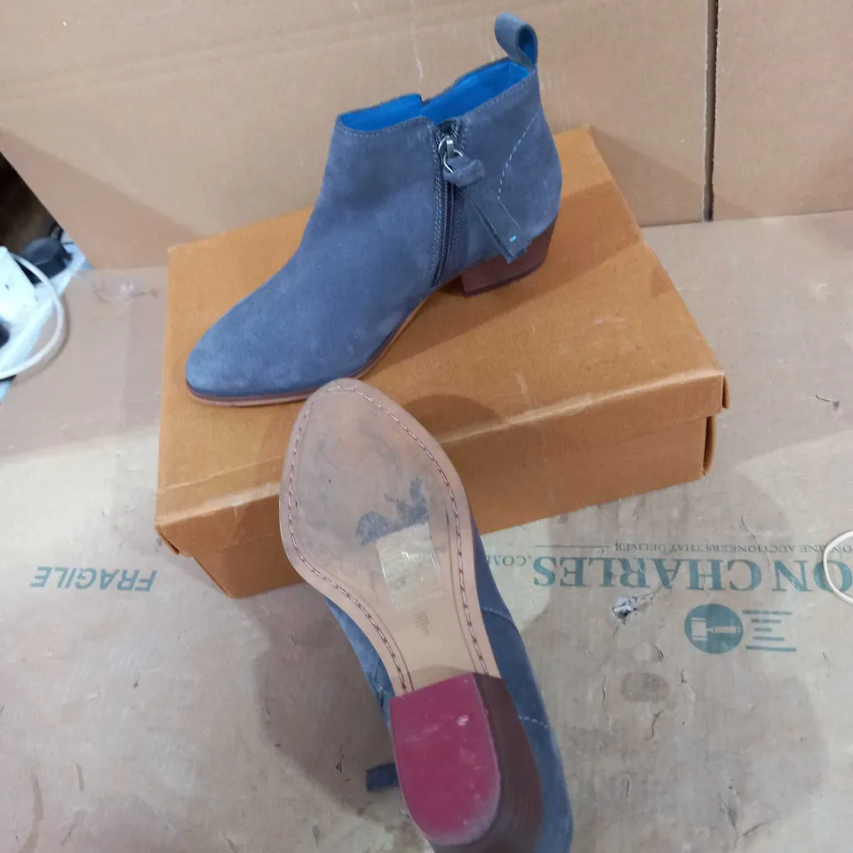 WHITE STUFF STYLE LIGHT GREY BOOTS 