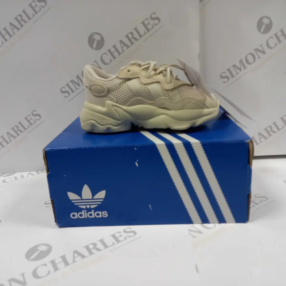 BOXED PAIR OF ADIDAS ID9405 ORIGINALS OZWEEGO INFANT TRAINERS UK SIZE 6K