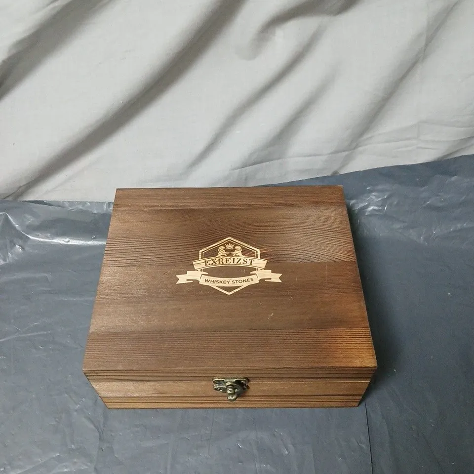 WHISKEY STONES GIFT SET IN WOODEN PRESENTATION BOX WITH 2 GLASSES