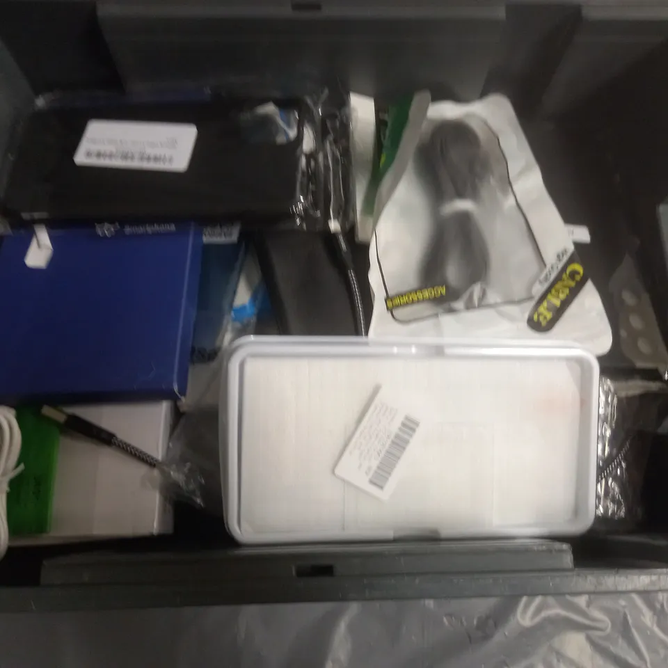 APPROXIMATELY 15 ASSORTED PHONE ACCESSORIES AND ELECTRICALS TO INCLUDE PHONE CASES, PHONE HOLDER, ADROID AUTO ADAPTER, ETC