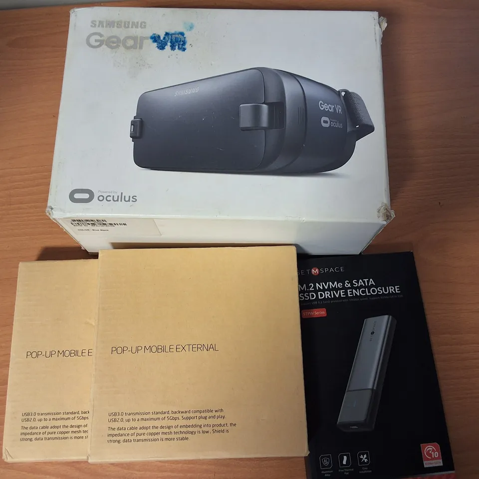LOT OF  ASSORTED TECH ITEMS INCLUDES SAMSUNG GEAR VR, POP-UP MOBILE ENCLOSURES AND SSD DRIVE ENCLOSURE