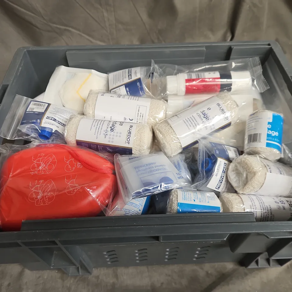 APPROXIMATELY 10 ASSORTED HOUSEHOLD ITEMS