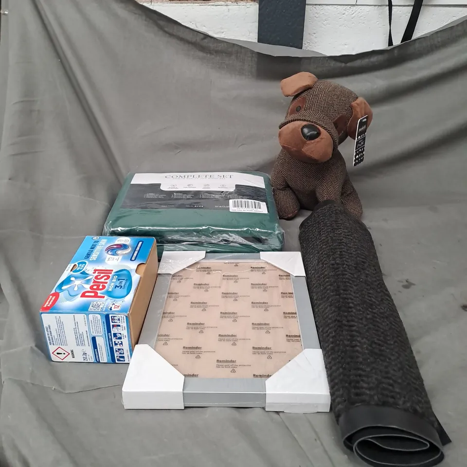 BOX OF APPROXIMATELY 12 ASSORTED HOUSEHOLD ITEMS TO INCLUDE - DOORSTOP - DOORMAT - DOUBLE BED SET - ETC - COLLECTION ONLY