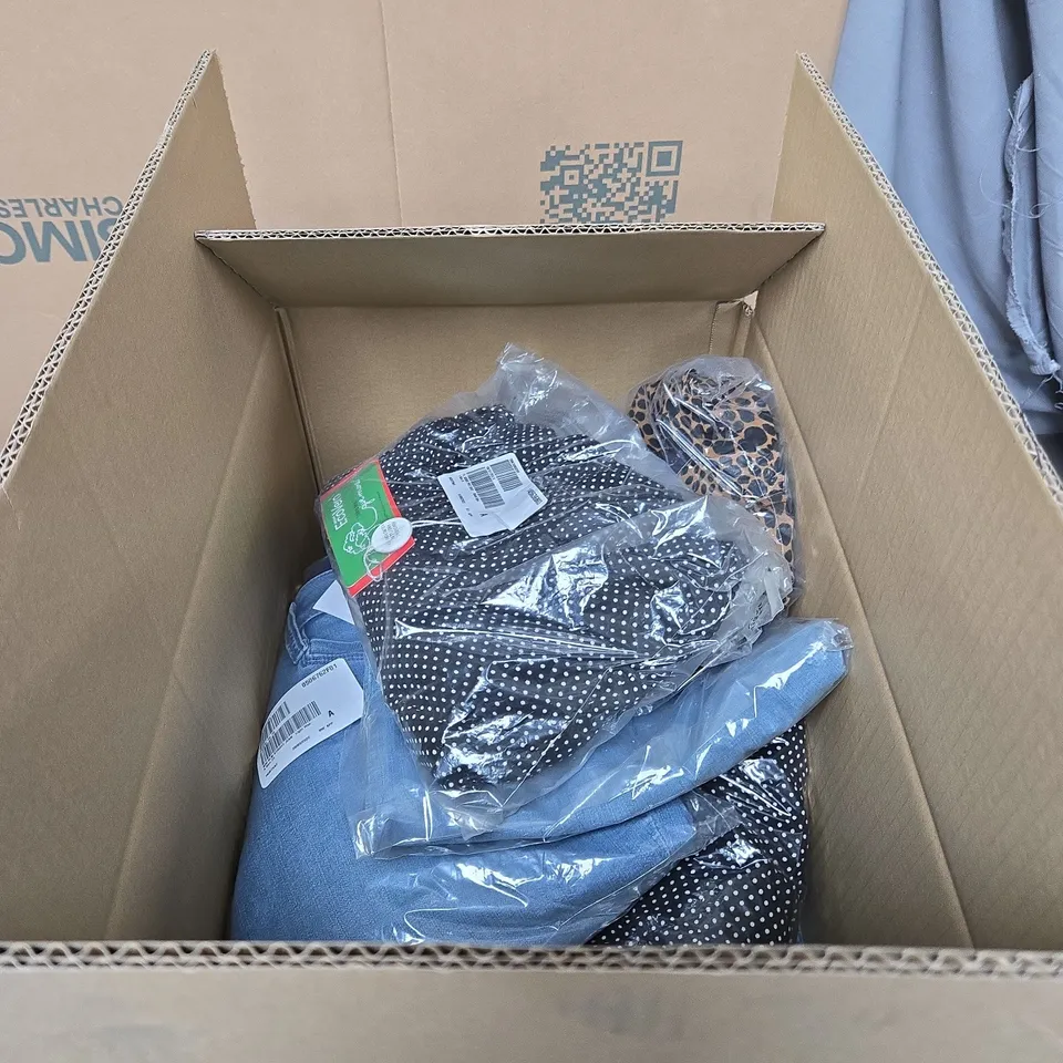 BOX OF APPROXIMATELY 10 ASSORTED CLOTHING ITEMS TO INCLUDE BRENDA EDWARDS ETC