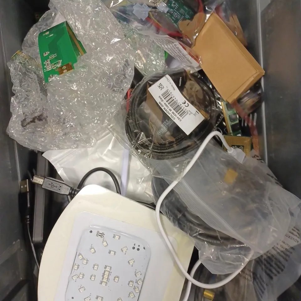 BOX OF APPROXIMATELY 30 ASSORTED ELECTRICAL AND COMPUTER PRODUCTS TO INCLUDE MEMORY CARD ADAPTOR, POWER CABLES, RAM STICKS ETC 