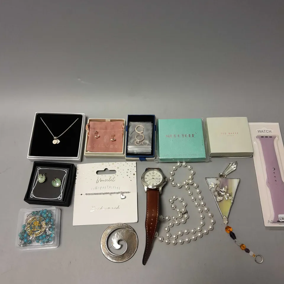 APPROXIMATELY 30 ASSORTED JEWELLERY PRODUCTS TO INCLUDE WATCHES, BRACELETS, NECKLACES ETC 