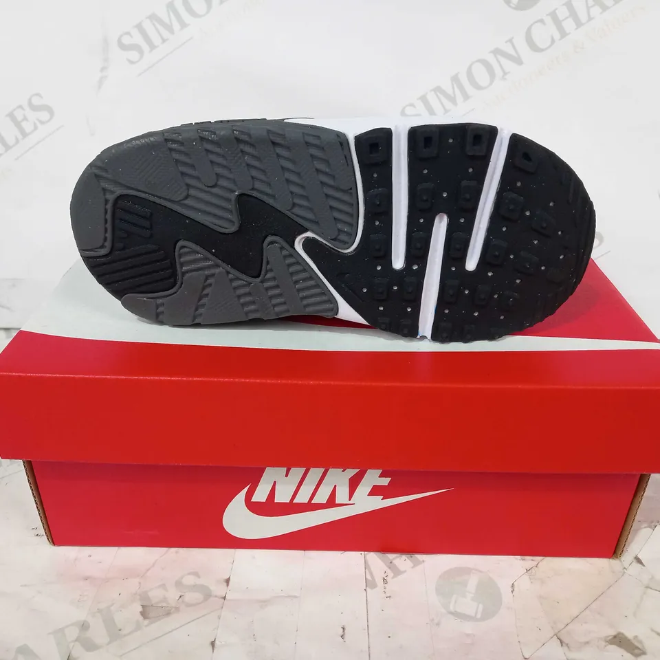 BOXED PAIR OF NIKE AIR MAX EXCEE CHILDREN'S TRAINERS IN BLACK/WHITE UK SIZE 8.5