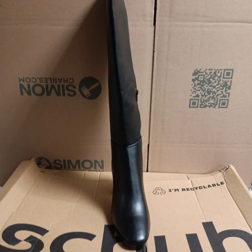 BOXED PAIR OF SCHUH BLACK HIGH-HEELED BOOTS WITH CHUNKY BLOCK HEEL - 6