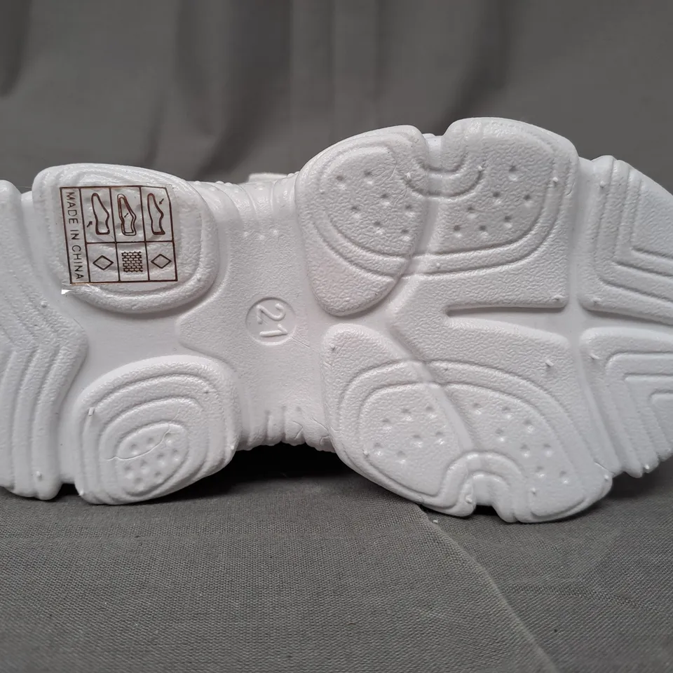 BOXED PAIR OF FASHION KIDS SHOES IN WHITE/BLACK EU SIZE 21
