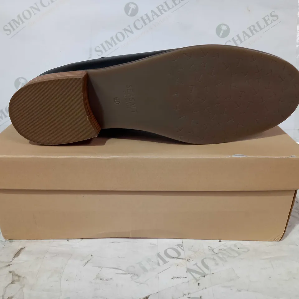 BOXED PAIR OF SEASALT CORNWALL OAK GROOVE BOOTS IN BLACK UK SIZE 7.5